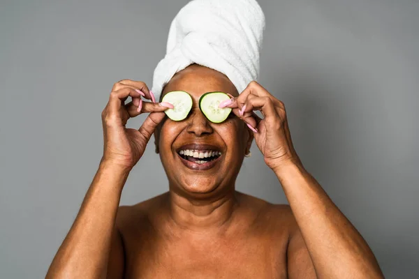 Happy African Senior Woman Having Skin Care Spa Day Konsep — Stok Foto