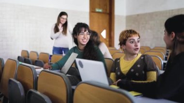 Kütüphanede okuyan gençler - Okul eğitimi kavramı