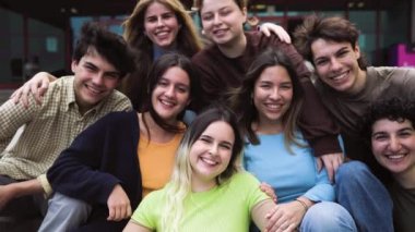Üniversitenin dışında eğlenen mutlu bir grup genç - genç öğrenciler yaşam tarzı konsepti