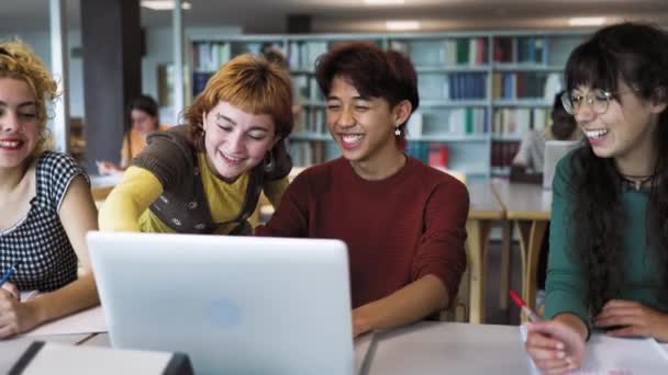 Jongeren Studeren Samen Bibliotheek Schoolonderwijsconcept — Stockvideo