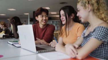 Üniversite kütüphanesinde birlikte okuyan çok ırklı gençler - Okul eğitimi kavramı