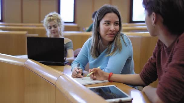 Jovens Que Estudam Dentro Universidade Conceito Educação Escolar — Vídeo de Stock