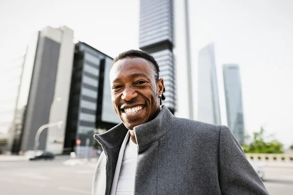 Happy African Man Pusat Kota Bisnis Modal — Stok Foto
