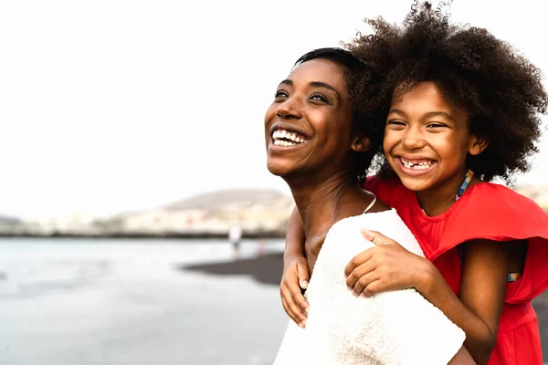 Mãe Filha Africana Feliz Divertindo Praia Durante Férias Conceito Estilo — Fotografia de Stock