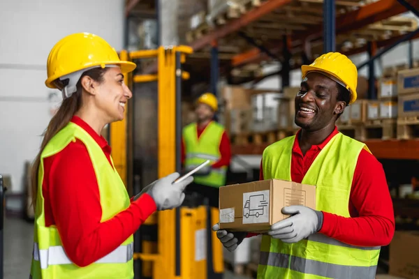 Felice Multirazziale Persone Che Lavorano All Interno Magazzino Logistico — Foto Stock