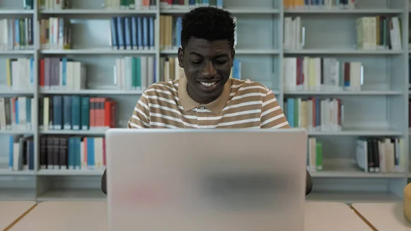 Jovem Estudante Africano Usando Laptop Biblioteca Conceito Educação Escolar — Fotografia de Stock