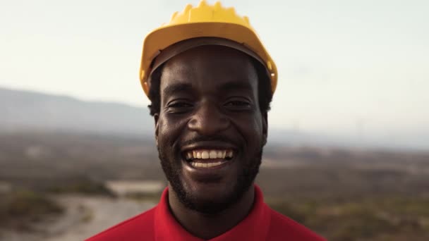 Młody Afrykański Budowniczy Pracujący Budowie — Wideo stockowe