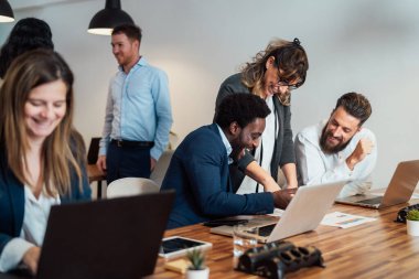 Modern ofis içinde çalışan farklı insanlardan oluşan iş ekibi - Girişimcilik kavramı