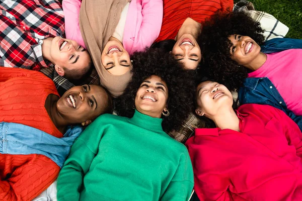 Ευτυχισμένες Νεαρές Πολυεθνικές Γυναίκες Που Διασκεδάζουν Ξαπλωμένες Στο Γρασίδι Του — Φωτογραφία Αρχείου