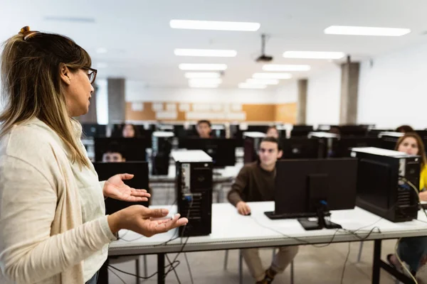 Spaanse Leraar Geeft College Middelbare School Onderwijs Concept — Stockfoto