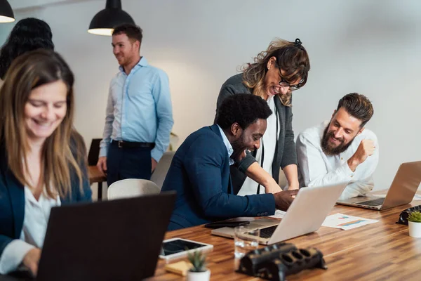 Modern Ofis Içinde Çalışan Farklı Insanlardan Oluşan Ekibi Girişimcilik Kavramı — Stok fotoğraf