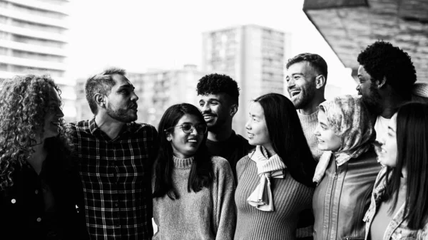 Pemuda Multi Etnis Teman Bersenang Senang Bersama Sama Kota Persahabatan — Stok Foto