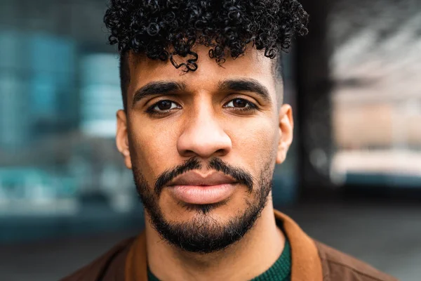 Jovem Latino Homem Retrato Olhando Frente Câmera — Fotografia de Stock