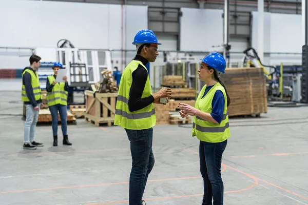 Team Multiracial Ingenjörer Som Arbetar Robotfabrik Tech Industri Koncept — Stockfoto