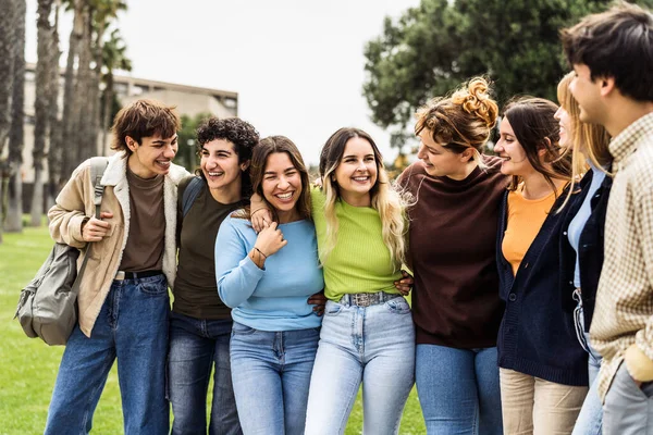 Šťastná Skupina Teenagerů Baví Mimo Univerzitu Mladí Studenti Lidé Životní — Stock fotografie