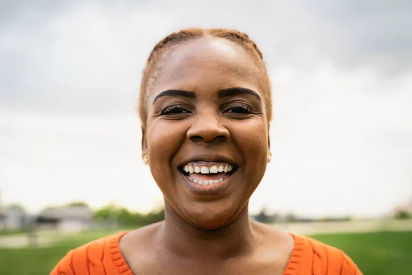 Wanita Afrika Yang Bahagia Tersenyum Depan Kamera Taman — Stok Foto