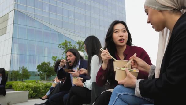 Gente Negocios Multirraciales Tomando Descanso Comiendo Una Comida Fuera Oficina — Vídeos de Stock