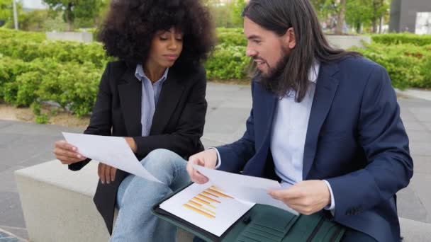 Multiraciala Affärsmän Som Har Genomgång Utanför Kontoret — Stockvideo