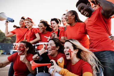Kalabalık futbol fanatikleri favori takımı desteklerken eğleniyorlar - Futbol sporu eğlence konsepti