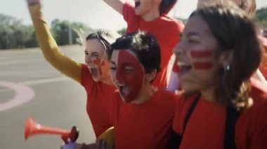 Kadın futbol taraftarları stadyumda maç izlerken seviniyorlar - spor eğlencesi konsepti