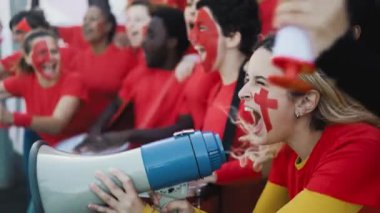 Futbol taraftarları en sevdikleri takım olan spor eğlence konseptinin futbol maçında eğleniyorlar.