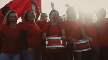 Futbol fanatikleri stadyumda maç izlerken seviniyorlar - Spor eğlencesi konsepti