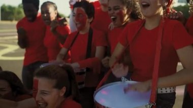 Futbol fanatikleri favori takımlarını desteklerken eğleniyorlar - Futbol sporu eğlence konsepti