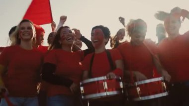Futbol fanatikleri stadyumda maç izlerken seviniyorlar - Spor eğlencesi konsepti