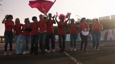 Futbol fanatikleri maç izlemek için stadyuma yürüyorlar - spor eğlencesi konsepti