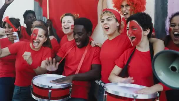 Multiraciale Voetbalfans Juichen Tijdens Het Kijken Naar Voetbalwedstrijd Het Stadion — Stockvideo