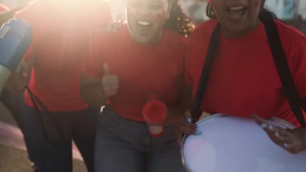 Females Fotbalové Fanoušky Jásající Při Sledování Fotbalového Utkání Stadionu Ženy — Stock video