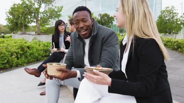 Feliz Gente Negocios Multirraciales Teniendo Una Pausa Para Comer Fuera — Vídeo de stock