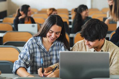 Üniversite içinde okuyan gençler - Okul eğitimi kavramı