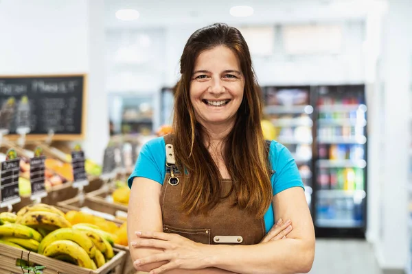 Mujer Feliz Trabajando Dentro Del Supermercado — Foto de Stock