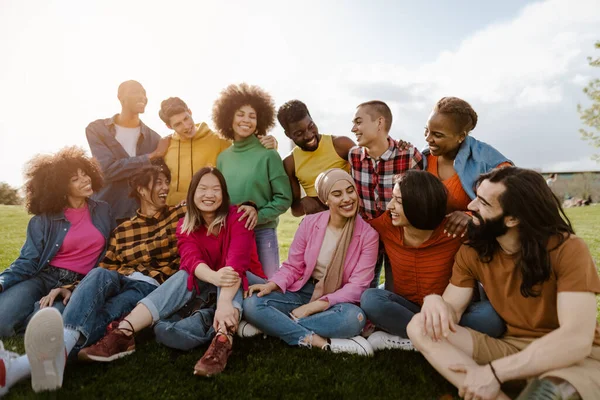 Grupo Jovens Amigos Multirraciais Divertindo Juntos Parque Conceito Amizade Diversidade — Fotografia de Stock