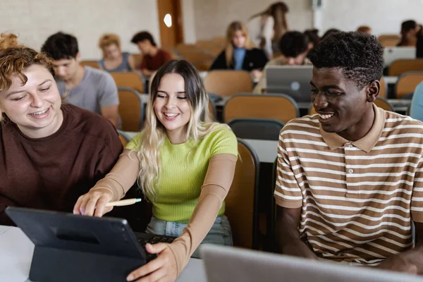 Jovens Multirraciais Que Estudam Dentro Sala Aula Universitária Conceito Educação — Fotografia de Stock