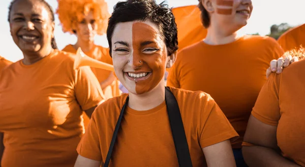 Los Fanáticos Del Fútbol Divierten Apoyando Equipo Favorito Concepto Entretenimiento —  Fotos de Stock