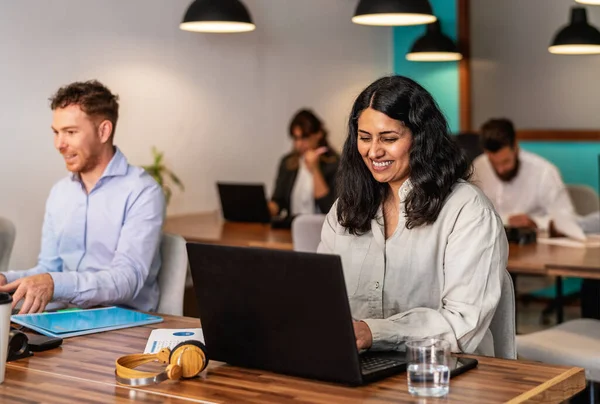 Personas Multirraciales Que Trabajan Dentro Del Espacio Creativo Coworking — Foto de Stock