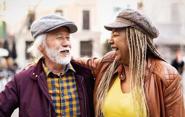 Gelukkig Multiraciaal Senior Paar Hebben Plezier Stad Ouderen Liefde Relatie — Stockfoto