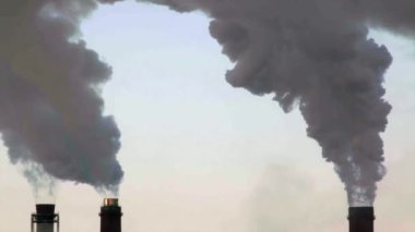 Mavi gökyüzü arka plan üç borular üzerinde duman veya buhar yığını.