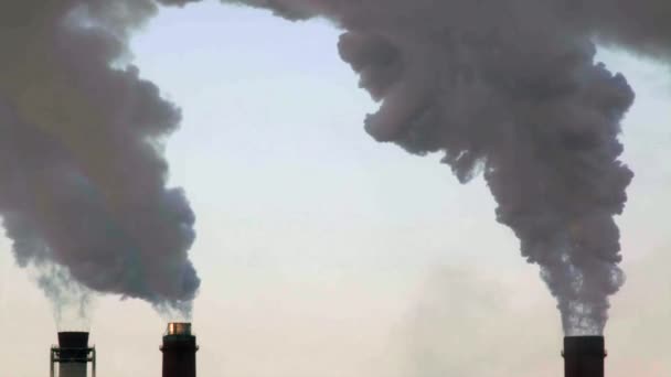 Fumaça ou pilha de vapor no fundo do céu azul a partir de três tubos . — Vídeo de Stock