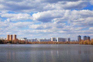 Cityscape nehir kıyısında güzel bir bulutlu gökyüzü mavi delik altında Uzaktan üzerinde inanılmaz bir bahar.