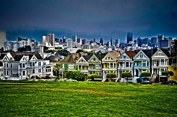 The Painted Ladies against San Francisco Skyline — Stock Photo, Image