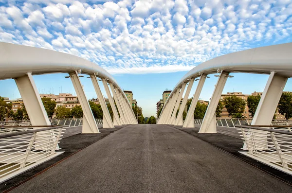 Современный мост против красивого облачного неба — стоковое фото