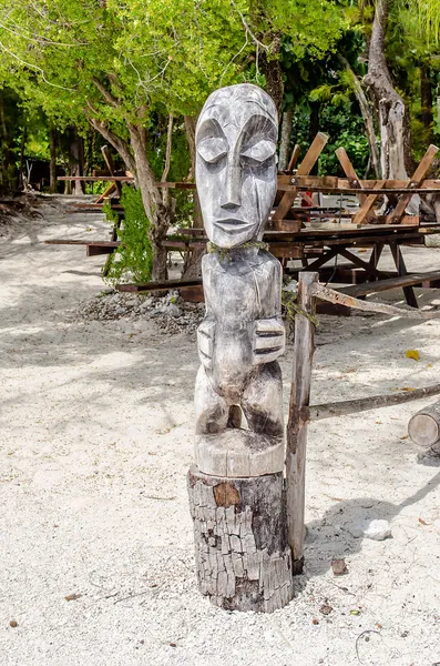 Estatua de madera tropical — Foto de Stock