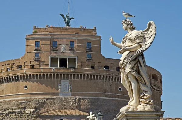 Statua contro Castel Sant'Angelo, Roma — Foto Stock