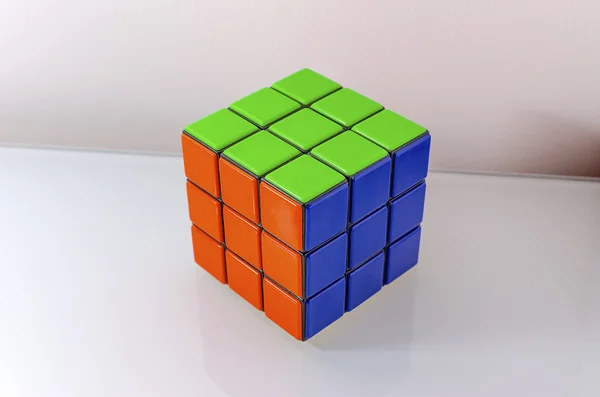 Cubo de Rubiks resolvido com sucesso — Fotografia de Stock