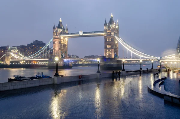 Вежа мосту вночі, Лондон, Велика Британія. — стокове фото