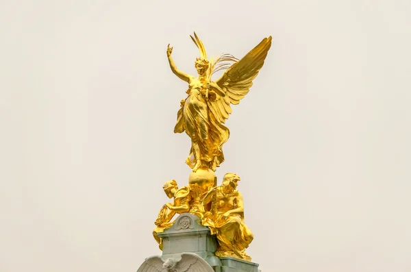 Estátua de Ouro no Palácio de Buckingham, Londres, Reino Unido — Fotografia de Stock