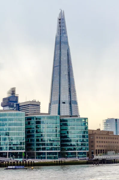 Shard london bridge, nowoczesny wieżowiec w panoramę Londynu — Zdjęcie stockowe